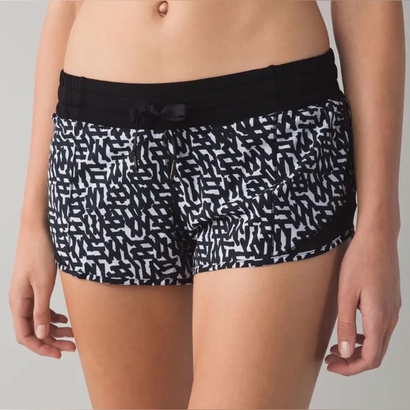 2.5” Lululemon net pop hotty hot shorts in white and black. Size 6. - Picture 3 of 14